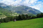Blick in Richtung Norden auf die Lechtaler Alpen von einer Anhöhe oberhalb der Ortschaft Pians (Bezirk Landeck) aus.