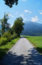 Nur teilweise beschattet führt der Weg am Kanzingbach vom Inn zur Tiroler Gemeinde Flaurling empor, die am 30.07.2020 zur Mittagszeit in brütender Hitze lag.