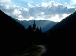 Nachdem ich gestern die ersten Fotos bei Bahnbilder gezeigt habe, mchte ich nun auch ein paar Landschaftsbilder zeigen. Ich hoffen, sie gefallen. Abendstimmung an der Kapelle bei Fiegls Gasthaus im Windachtal, Stubaier Alpen, mit Blick nach Westen ber Slden hinweg auf die tztaler Alpen.