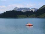 Der Haldensee im Tannheimer Tal zwischen den Orten Grän und Nesselwängle mit dem Berg  Einstein  im Hintergrund, hier gibt es auch ein Freibad sowie die Möglichkeit, mit dem Tretboot