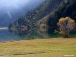 Die Berge ringsherum spiegeln sich im Vilsalpsee im Tannheimer Tal (Oktober 2013)