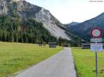 Vom südöstlich vom Vilsalpsee gelegenen Berg ist eine größere Menge Geröll abgegangen, so dass der Weg entlang des Sees sowie zu den Hütten oberhalb gesperrt ist (Oktober