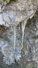 Ein Versuch: Eiszapfen hngen an einem Felsen.