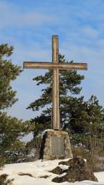 Das Kreuz an der Brixlegger Hochkapelle am 27.1.2012. Dieses dient als Kriegerdenkmal und leuchtet in der Nacht.