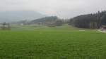 Ein wolkenverhangenes Feld zwischen Brixlegg und Reith im Alpbachtal am 15.4.2012.