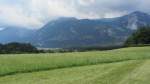 Wolkenverhangener Berg, Sommerwiese im Wind, aufgenommen am 22.7.2012 bei Reith im Alpbachtal.