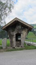 Diese alte Espe, die 1907 am Bahnhof Kapfing gepflanzt worden war, wurde als Andenken an den Bau der Zillertalbahn nach dem Fllen  ausgestopft  und am Zillertaler Radweg als Raststtte mit Dach aufgestellt. Die Aufnahme entstand am 17.7.2012 in Fgen. 14 Tage spter wurde der Stamm Opfer eines Vandalenaktes!