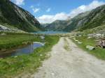 Der herrliche Blick bers Zillergrndl, zu sehen ist der Stausee sowie ein kleiner Bach.