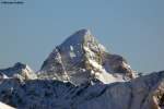 Der Hochvogel ist ein 2.592 m hoher Berg in den Allgäuer Alpen; über dessen Gipfel verläuft die Landesgrenze zwischen Deutschland und Österreich: herangezoomt vom