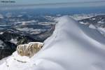Blick vom Hahnenköpfle aus in das ebenfalls schneebedeckte Voralpengebiet in Richtung Bodensee (Januar 2012)