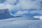 Beide Gipfelkreuze auf einem Blick: links der Hohe Ifen und daneben das Hahnenköpfle oberhalb des Gottesackerplateau (Januar 2012)