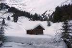 Reichlich Schnee im Kleinwalsertal, hinter dem Bärguntbach liegt (kurz hinter Baad) diese Hütte mit einem entsprechenden  Mützchen  auf dem Dach (Januar 2012)