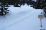 Tja, da ist nichts zu machen!!! Hier geht es nur geradeaus weiter, Spuren erster Skitourengänger sowie Fußspuren - auf dem Weg zur Bärgunthütte im Kleinwalsertal (Januar 2012)