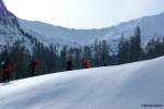 Die Skitourengänger haben nach kurzer Pause an der Bärgunthütte sich wieder auf den Weg gemacht, sogar die Sonne kommt für eine knappe Stunde mal raus (Januar 2012)