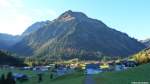 Mittelberg-Bödmen im Kleinwalsertal mit dem Bärenkopf und dahinter lugt der Widderstein hervor (Bezirk Bregenz, Land Voralberg/Österreich, Oktober 2013)