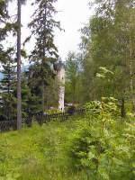 Polnisches Riesengebirge. Landschaft mit Turm der Kirche Wang, Sommer 2004