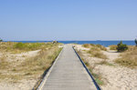 Die deutsch-polnische Grenze durch den Strandsand oberhalb der Dünen westlich von Świnoujście (Swinemünde).