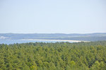 Die Ostsee und die Insel Wolin (Wollin) von der Küstenbatterie Goeben aus gesehen. Aufnahme: 7. Mai 2016.