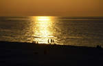 Sonnenuntergang am Strand vor Czołpino om Slowinzischen Nationalpark in Hinterpommern. Aufnahme: 16. August 2020.