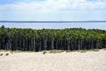 Blick von der Lontzkedüne (polnisch Wydma Łącka) auf den Lebasee, die Bäume die schon vom Sand erreicht wurden, sterben ab  Aufnahme: 17.