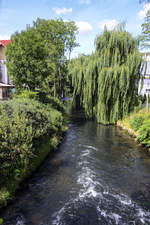 Die Leba-Fluss von der Staromiejska-Brücke in Lębork (Lauenburg in Pommern) aus gesehen. Aufnahme: 19. august 2020.