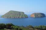 Die sogenannten Ziegenfelsen vor der Küste der Azoren-Insel Terceira am 30.07.2023.