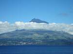 Blick zum Vulkan Pico auf der gleichnamigen Azoren-Insel, von der Nachbarinsel Faial aus gesehen. Aufnahme vom 26.07.2023.