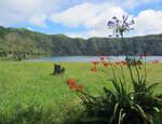 Der Lagoa Azul auf der Azoren-Insel Sao Miguel ist eine sogenannte Caldera, ein mit Wasser gefüllter ehemaliger Vulkankrater. Besucht am 25.07.2023.
