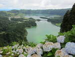 Blick auf die Seen Lagoa Azul und Lagoa Verde auf der Azoren-Insel Sao Miguel am 25.07.2023.