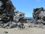 Lavafelsen am Strand bei Santa Barbara auf der Azoren-Insel Sao Miguel. Aufgenommen am 24.07.2023.