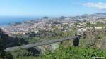 Rund 40 km Autobahn verbindet die Ostküste mit der Mitte der Südküste bis Ribeira Brava (Madeira - Februar 2014) - Blick von oben aus dem Botanischen Garten auf Funchal