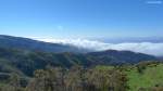 Die relativ flache Hochebene  Paúl da Serra  bildet oft die Wetterscheide zwischen der Nordküste (oft mehr Regen) und der Südküste (of mehr Sonne), hier auf dem Foto von morgens um kurz nach 10:00 Uhr ist das Meer vor der Südküste teilweise unter einer Wolkendecke verdeckt und darüber strahlend blauer Himmel (Madeira - März 2014)