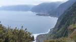 Blick längs der wie so oft dunstigen Nordküste am fast westlichen Ende oberhalb von Ribeira da Janela auf den nächstgelegenen Ort Seixal (Madeira - März 2014)