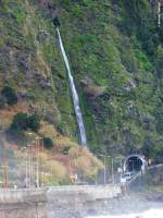 Tunneleinfahrt neben einen der vielen Wassserfälle bei São Vicente an der Nordküste von Madeira (März 2014)