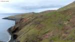 Blick auf die deutlich ruhigere Südküste an der Ostspitze von Madeira beim Naturreservat  Ponta do Sao Lourenco   (März 2014) - mittig hinten bei den Palmen ist der Parkplatz und damit