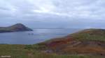 Die Südseite der Küste beim Naturreservat  Ponta de Sao Lourenco  an der Ostspitze von Madeira, im dunstigen Hintergrund mittig die Nachbarinsel Porto Santo (März 2014)