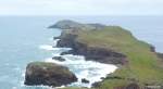 Vor der Halbinsel  Ponta de Sao Lourenco  liegen noch ein paar flache Felseninseln, auf der östlichsten ist ein Leuchtturm zu erahnen (Madeira - März 2014): leider spielt das Wetter nicht