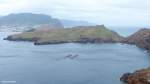 Blick vom   Pico do Furado  am östlichsten Zipfel von Madeira auf Caniçal (links), auf Fischzuchtbecken (mittig) und die Nordküste (im dunstigen Hintergrund).