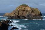 Die vorgelagerte kleine Felsinsel Ilhéu Mole mit dem kleinen Leuchtturm bietet Porto Moniz ein bisschen Schutz vor der atlantischen Brandung (Nordküste Madeiras - März 2014)