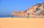 NAZARÉ, 20.9.2013, der Strand von Nazaré (Dank an Helmut Seger für den Tipp, das Foto etwas kontrastreicher zu gestalten)