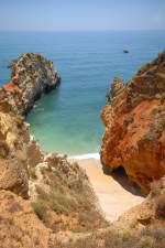 Felsen an der Algarveküste bei Alvor. Aufnahme: Juli 2010.