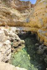 Ausgewaschene Höhlen, Felsnadeln, tiefe Grotten und Plateaus reizen die Fantasie in Altar Seco an der Algarveküste. Aufnahme: Juli 2010.