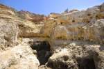 Algar Seco an der Algarvekuste. Aufnahme: Juli 2010. Einige Treppen und Gänge sind in den Fels geschlagen, so dass man mit einigem Geschick selbst auf Endteckungstour gehen kann.