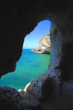 Algar Seco ist eine Felsformation in der Nähe des Ferienortes Carvoeiro. Die Felsgebilde entstanden über Jahrtausende durch Wind und Wellen, die die Felsen aus Muschelkalk auswuschen. Heute sind die so entstandenen Grotten ein beliebtes touristisches Ziel der Algarve. Aufnahme: Juli 2010.