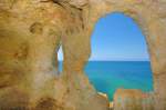 Höhle mit Blick auf dem Meer in Algar Seco an der Algarveküste. Aufnahme: Juli 2010.