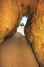 Höhlen am Felgenstrand von Alvor an der Algarveküste.