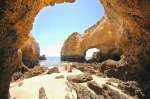 Felsenstrand mit Höhlen bei Alvor an der Algarveküste.