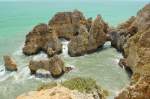 Ponta da Piedade von oben. Aufnahme: Juli 2010. Kleine Pfade führen an kleinen Höhlen und Grotten vorbei, deren Betreten in den meisten Fällen aber zu gefährlich ist. Unten an der Ponta da Piedade befindet sich ein Sandstrand.