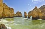 Ponta da Piedade an der Algarve. Aufnahme: Juli 2010. An dem Küstenabschnitt bildete sich eine Landschaft aus Grotten mit Felsformationen, Tunneln, Toren und Felsbrocken, die ins Meer ragen. Zu diesen Felsen kann man über eine steile Treppe mit fast 200 Stufen hinabsteigen.