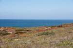 ALJEZUR, 27.02.2022, Blick auf den Atlantik zwischen den Ständen Amoreira und Monte Clérigo; an dieser Stelle ist Baden allerdings unmöglich, hinter der Kante geht es steil bergab